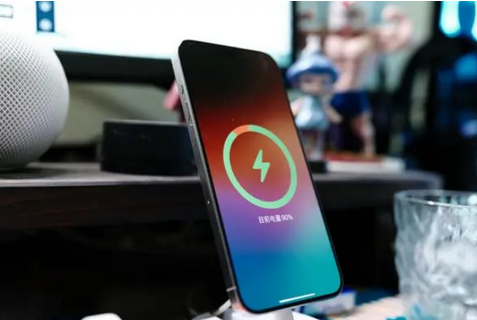 麟游苹果15换屏服务分享用什么充电器给iPhone15充电更好 